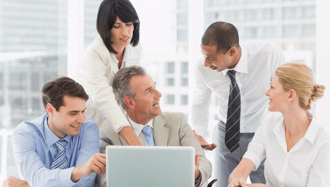 如何应对领导偏心，保持职业发展的有效策略(图1)